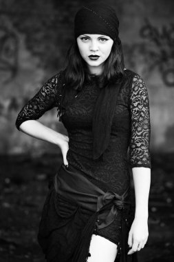 kadın bir arka planda bir yıkık Binası