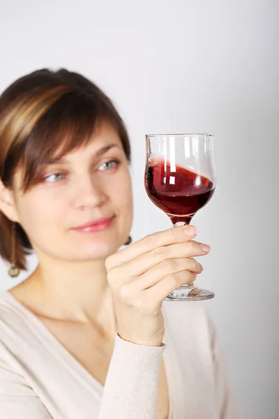 Jonge vrouw met wijn — Stockfoto