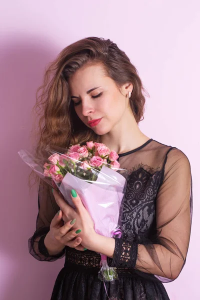 Mulher com um buquê de delicadas rosas rosadas — Fotografia de Stock