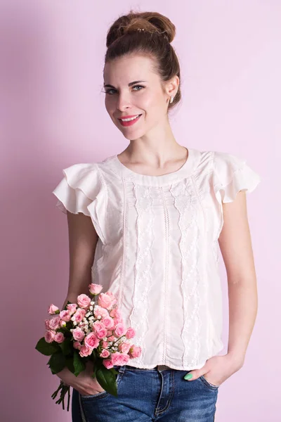 Kvinna med en bukett rosor — Stockfoto