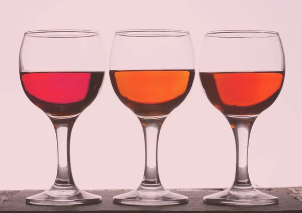 Três copos de vinho, coloridos — Fotografia de Stock