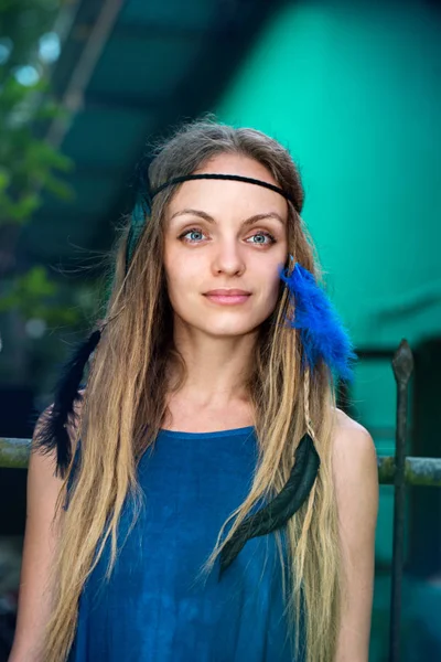 Chica con plumas en el pelo —  Fotos de Stock