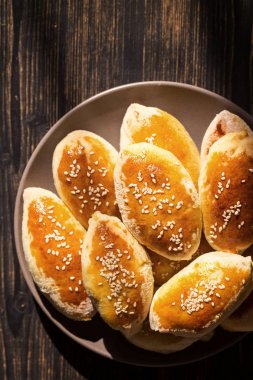 Susam ile ev yapımı börek