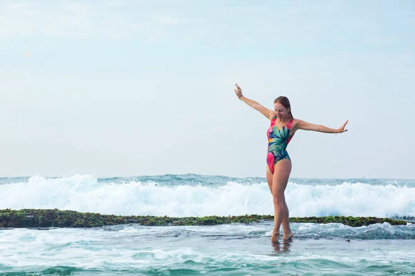 Uma mulher está voando sobre as ondas — Fotografia de Stock