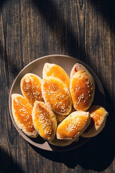 Пироги с кунжутом — стоковое фото
