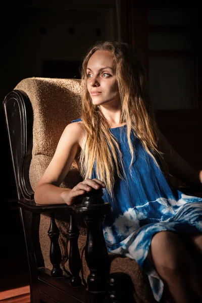 Hermosa mujer en un viejo sillón —  Fotos de Stock