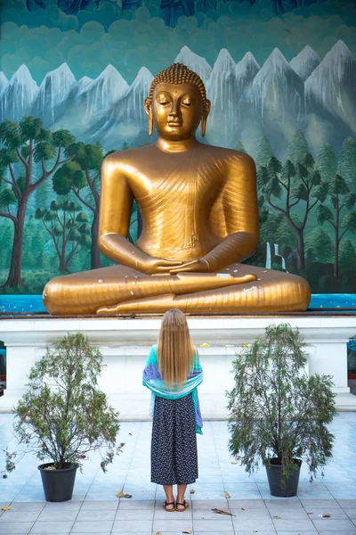 A menina adora o buddha — Fotografia de Stock