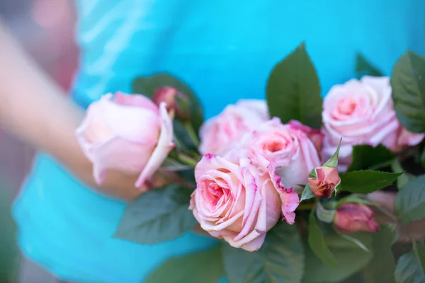 Boeket van delicate roze rozen — Stockfoto