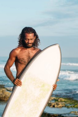 sörfçü bir surfboard holding