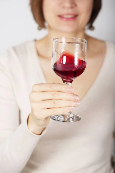 Mulher degustação de vinho rosa — Fotografia de Stock