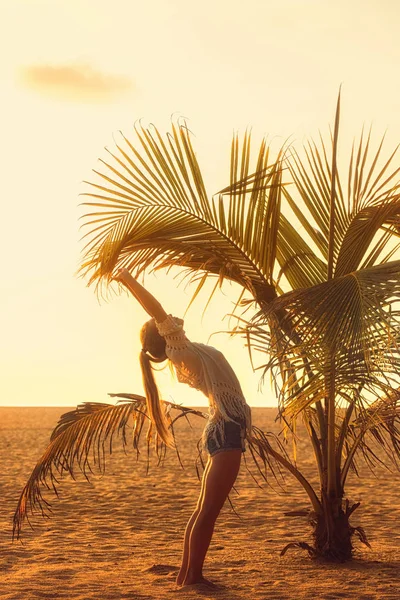 Estiramiento bajo una palmera —  Fotos de Stock