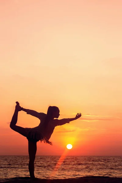 Yoga bij zonsondergang, Natarajasana — Stockfoto