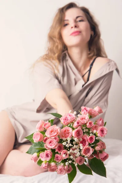 Woman holds out a bouquet — Stock Photo, Image