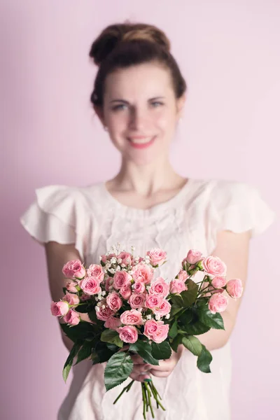 Girl holds out a bouquet — Stock Photo, Image