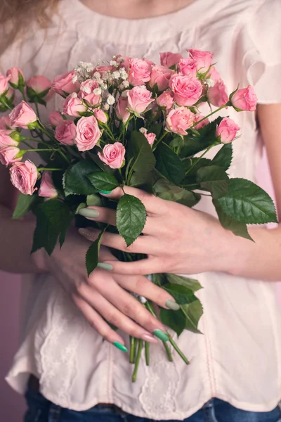 Boeket rozen in handen, close-up — Stockfoto