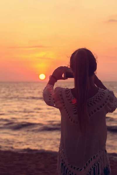 Uma menina tira uma foto — Fotografia de Stock