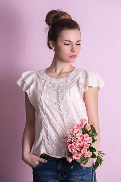 Pensive girl with a bouquet — Stock Photo, Image