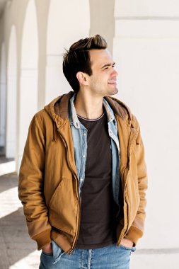 ceketi giyen genç adam