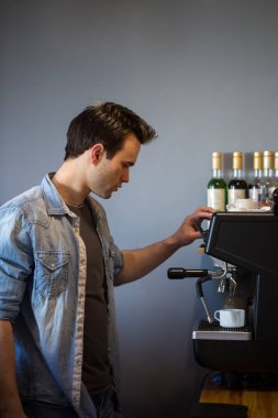 Bir adam kahve yapma