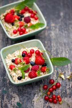 Kırmızı kuş üzümü ile yulaf gevreği,