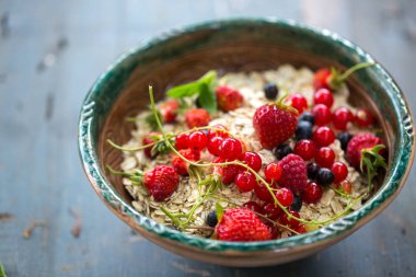 Frenk üzümü ve çilek püresi