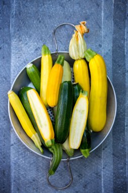 uzun organik kabak, bir elek