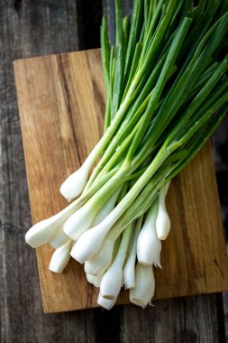 soğan kesme tahtası üzerinde