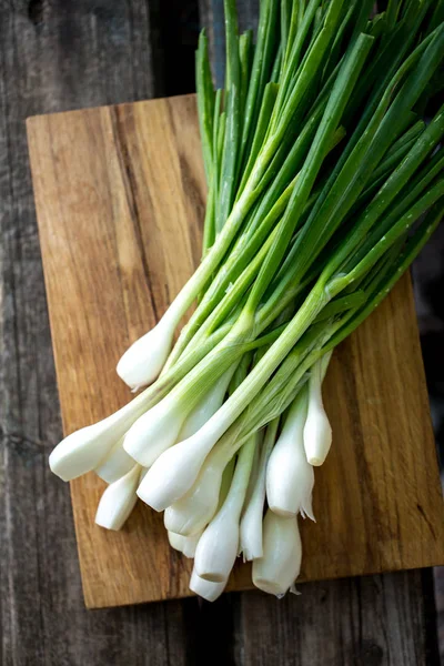 Cipolle sul tagliere — Foto Stock