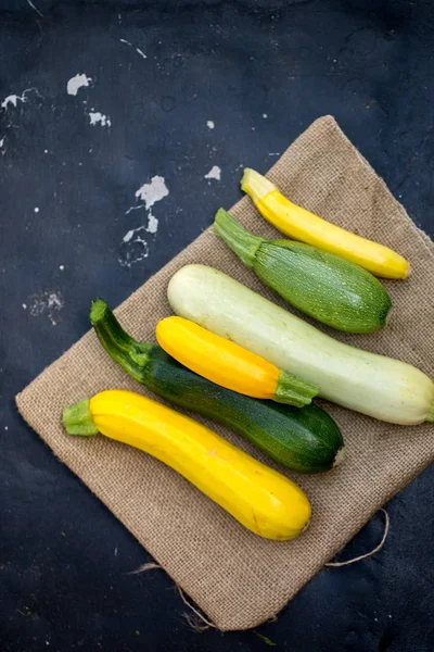 Frisch geschnittener gelber Kürbis, Ansicht von oben — Stockfoto