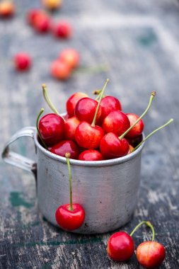 eski bir kupa, sulu kiraz yakın çekim