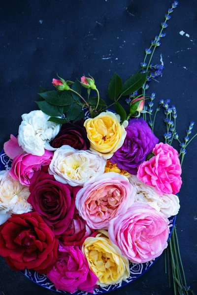 Розы и лаванда — стоковое фото