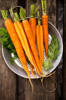 Bir kevgir, üstten görünüm üzerinde taze sulu havuç