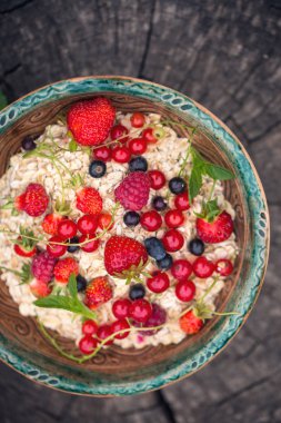 Bir tabak yulaf lapası çilek, üstten görünüm ile