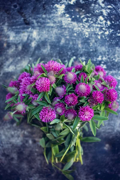 Bouquet tenero su uno sfondo rustico — Foto Stock