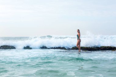 Kız bir resif üzerinde ayakta