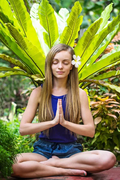 Mujer meditando en el jardín tropical —  Fotos de Stock