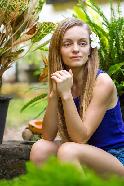 Das Mädchen im Garten — Stockfoto