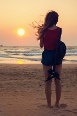 Kadın ayakta izlerken gün batımı