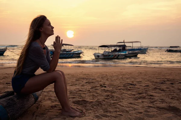 Mulher meditando junto ao oceano — Fotografia de Stock