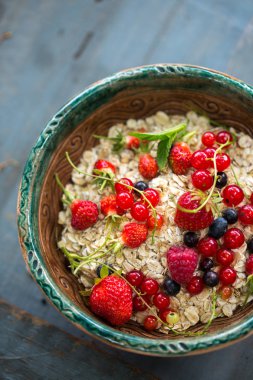 kuş üzümü ile yulaf lapası ve çilek, en iyi görünümü