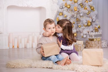 Yanında küçük bir kız