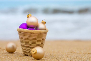 Kumlu sahilde altın ve mor noel baloları