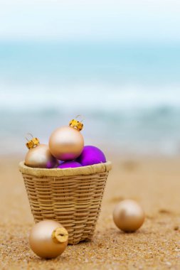 altın ve mor toplar