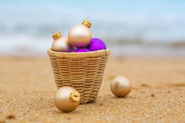 Altın ve mor Noel baloları