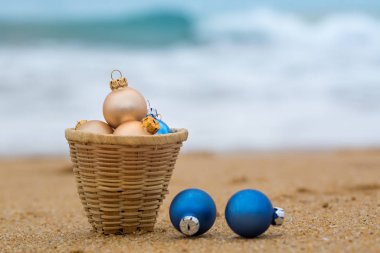 Mavi ve altın noel topları sepette