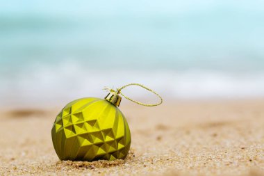 Kumlu sahilde yeşil Noel balosu