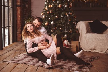 Sevgili çift Noel ağacının yanında