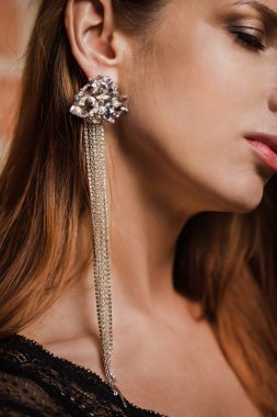 Elmas elmaslı uzun küpeli güzel bir kız.