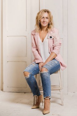 Pembe gözlü broşlu pembe ceketli bir kadın.