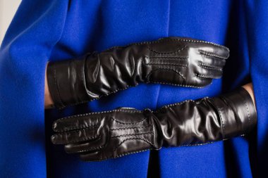 Sıcak mavi pelerinli kız, yakın plan.